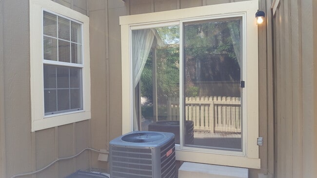Building Photo - Nice 3 bedroom, 2 1/2 bath Townhome in Nor...