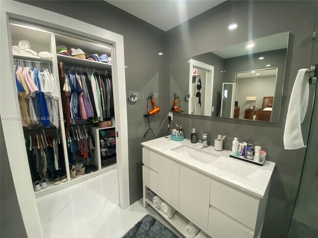 Building Photo - 7010 SW 144th Pl