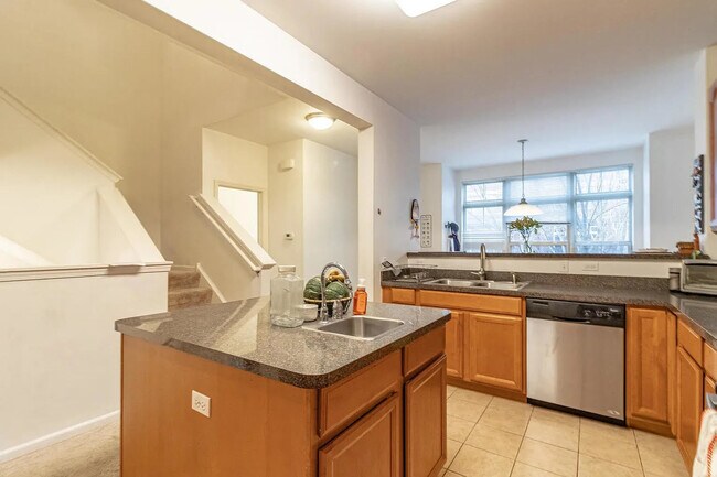 Building Photo - 721 Summit Ln