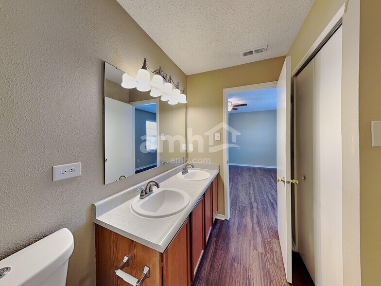 Building Photo - 9915 Sapphire Berry Ln