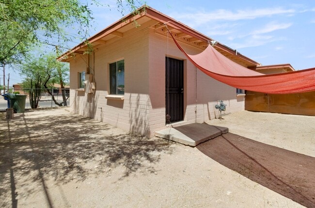 Building Photo - Remodeled duplex