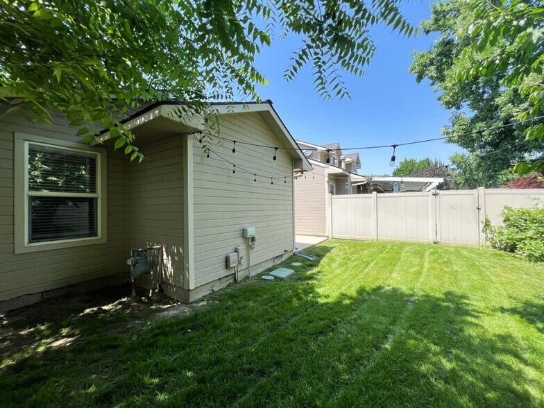 Building Photo - 3098 S Cadet Ln