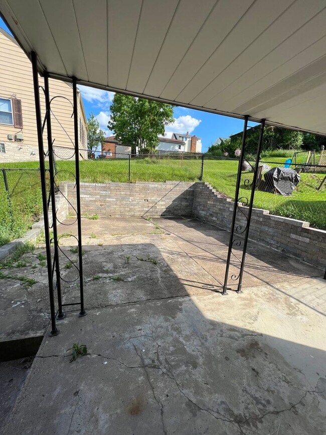 Building Photo - Updated 2 Bed, 1 Bath Home w/ Bonus Room i...