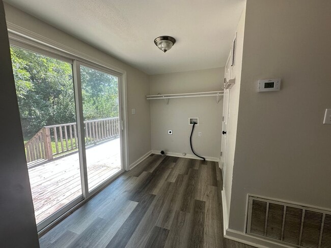 Building Photo - Welcome to this stunning 4-bedroom, 2-bath...