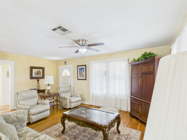 Building Photo - Quiet home in the central part of town