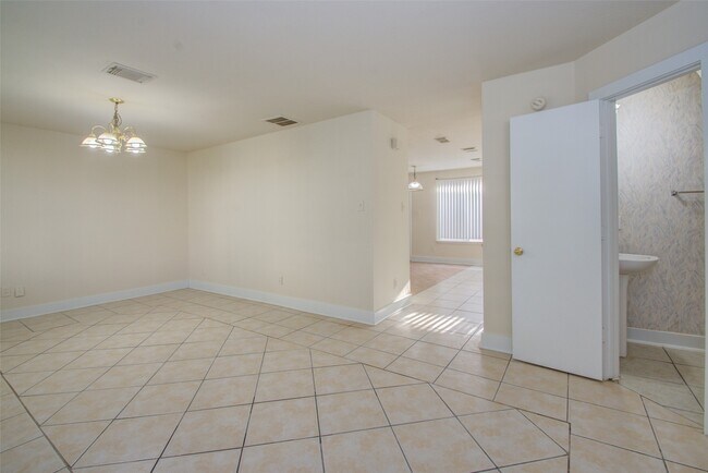 Building Photo - 15850 E Park Ct
