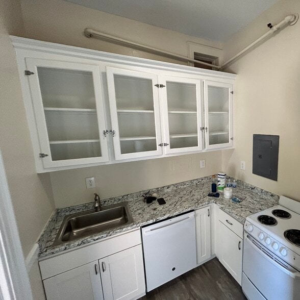 Building Photo - 1470 Beacon St