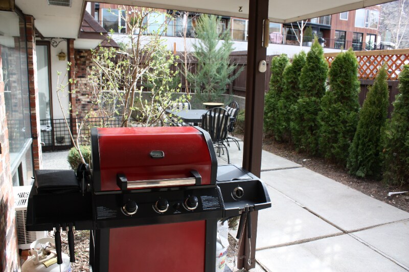 Building Photo - 113 N E Center St