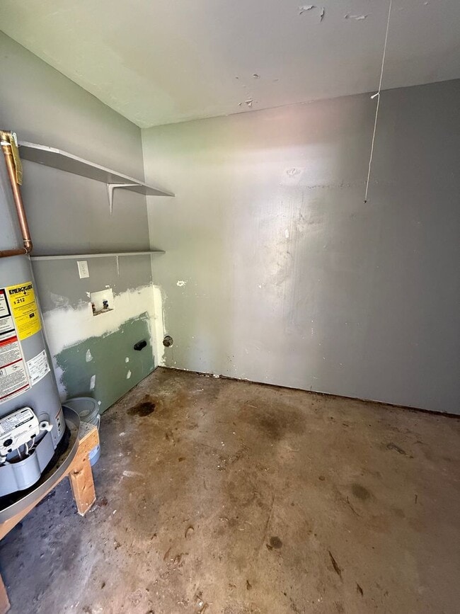 Building Photo - ** 3 Bed 2 Bath located off Eastern Blvd ** call (334) 366-9198 for a self showing