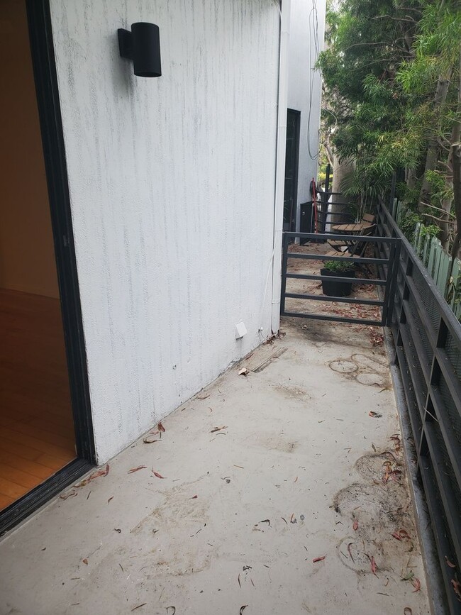 Building Photo - 2 BED + 2 1/2 BATH IN VENICE