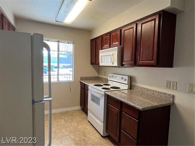 Building Photo - 5295 Indian River Dr