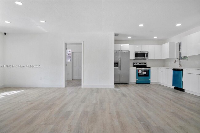 Building Photo - 261 NE 172nd St