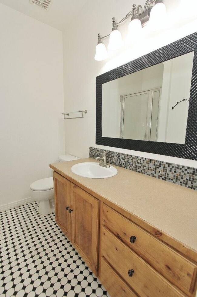 Building Photo - Quaint Cottage-Style Home in SE Boise