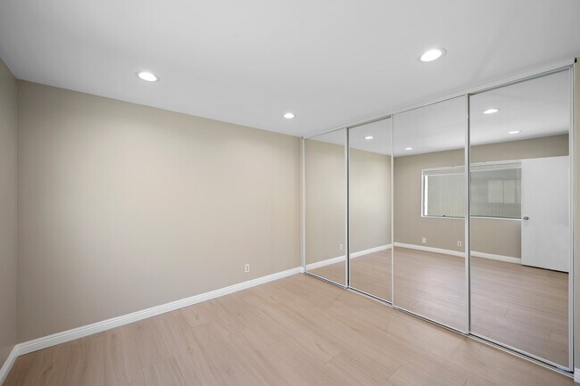 Building Photo - 10574 Sunland Blvd