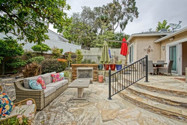 Building Photo - BEAUTIFULLY REMODELED, BRIGHT & AIRY HILLS...