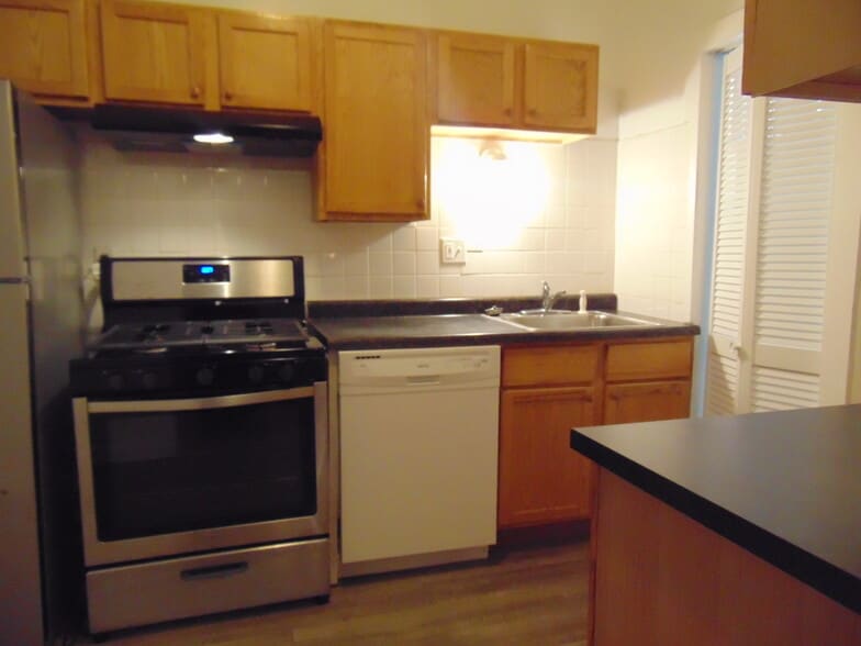 Building Photo - 2209 E 70th St