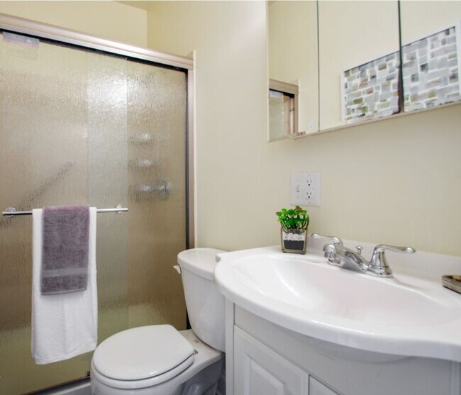 Building Photo - 2306 W Jarvis Ave