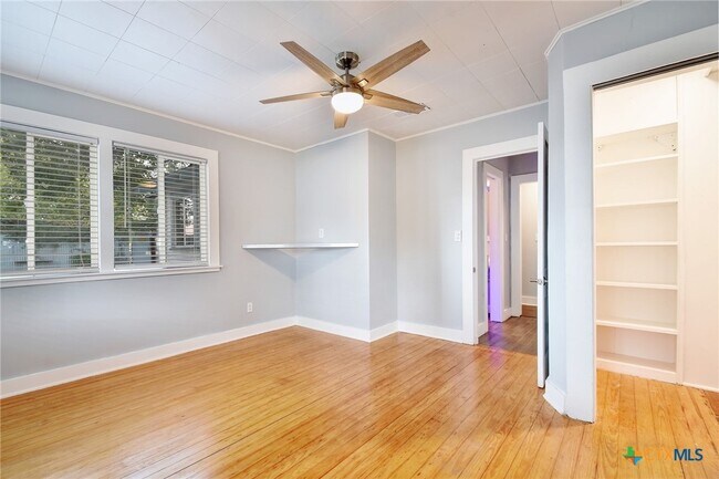 Building Photo - 717 S Laurel Ave