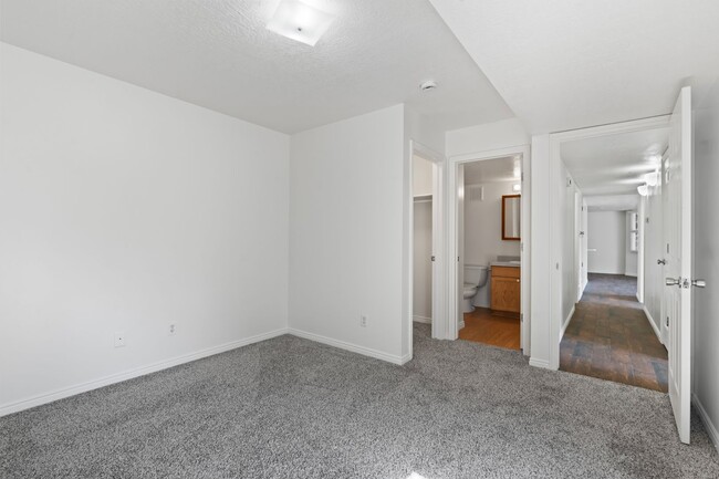 Building Photo - Remodeled 3 Bedroom 3 Bath Condo for Rent ...