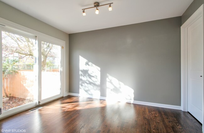 Building Photo - 1732 Pickwick Ln
