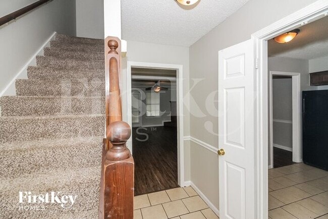 Building Photo - 5864 Ridgehill Dr
