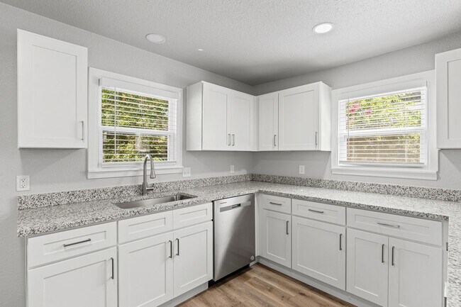 Building Photo - Charming in Cleburne!