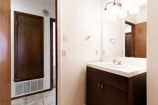 Building Photo - Beautifully updated 3-bedroom, 2-bathroom home