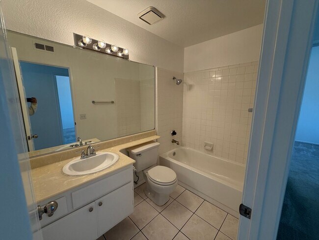 Building Photo - Beautiful 3 bed/3 bath In San Clemente