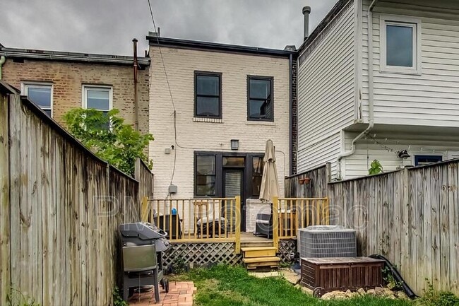 Building Photo - 1749 L St NE