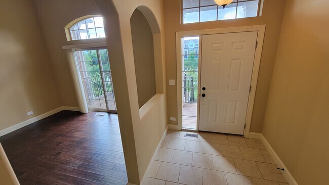 Building Photo - STUNNING LUXURY TOWNHOME 3 BEDROOM, 2 FULL...