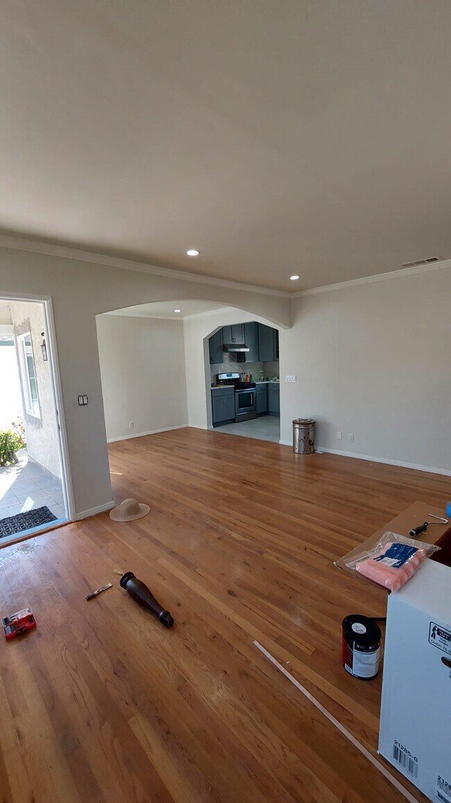 Building Photo - 735 N Griffith Park Dr