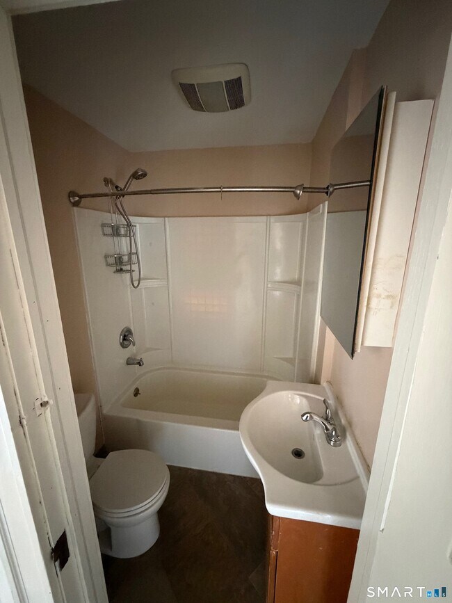 Building Photo - 60 Booth St