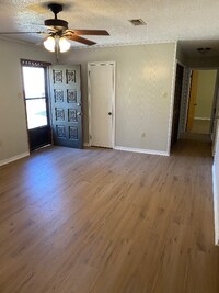 Building Photo - 9006 Woodbine Dr