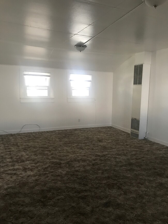 Building Photo - 1 Bedroom, 1 Bathroom Upstairs Apartment -...