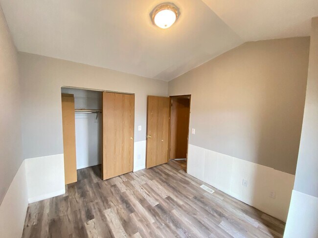 Building Photo - OSU Gateway 3 bedroom 1 1/2 bath 3 level townhome