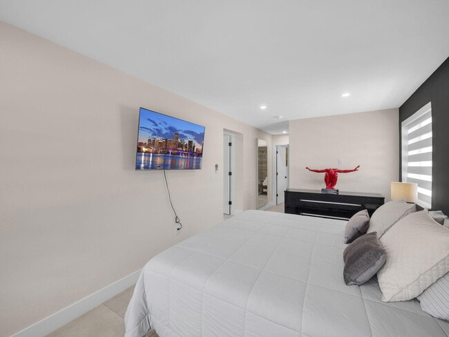 Building Photo - 520 NE 135th St