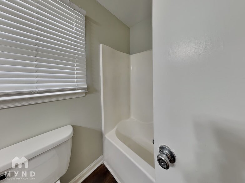 Building Photo - 5037 Huntingcreek Dr