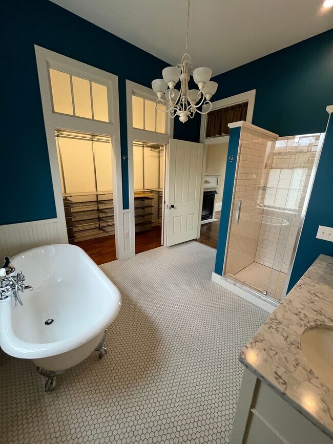 Building Photo - Premium location!  Downtown 3BR 2.5BA with 2 car garage