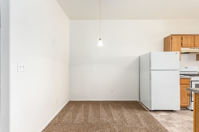 Building Photo - HCVP considered!  SAHARA & SLOAN AREA/ GAT...