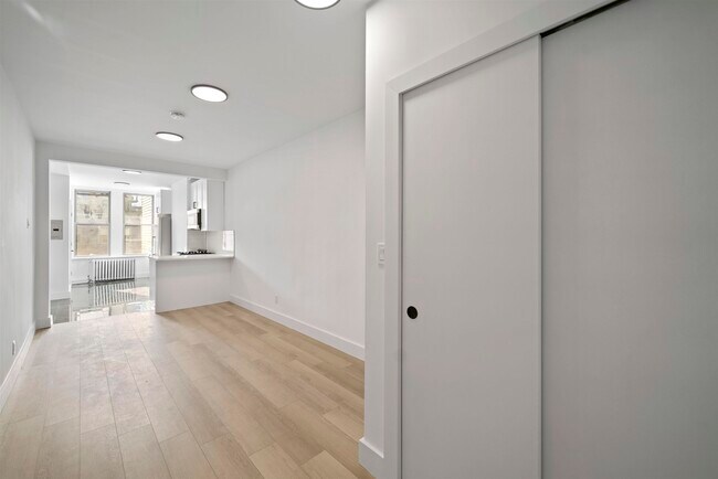 Building Photo - 216 Madison St