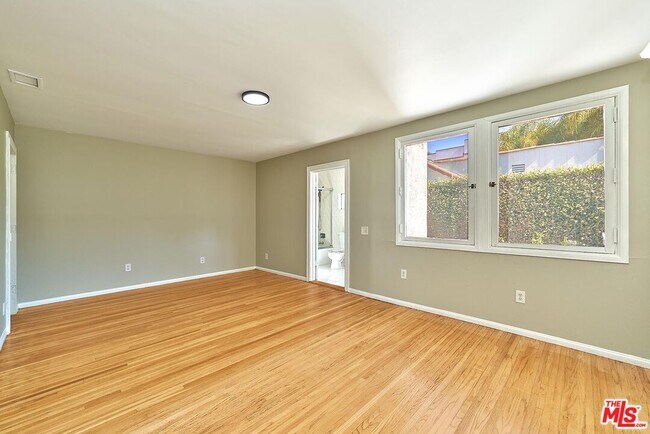 Building Photo - 429 S Orange Dr