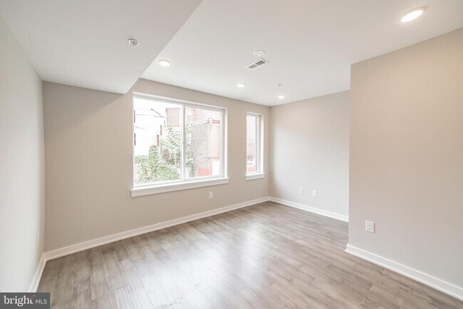 Building Photo - 2410 Clifford St