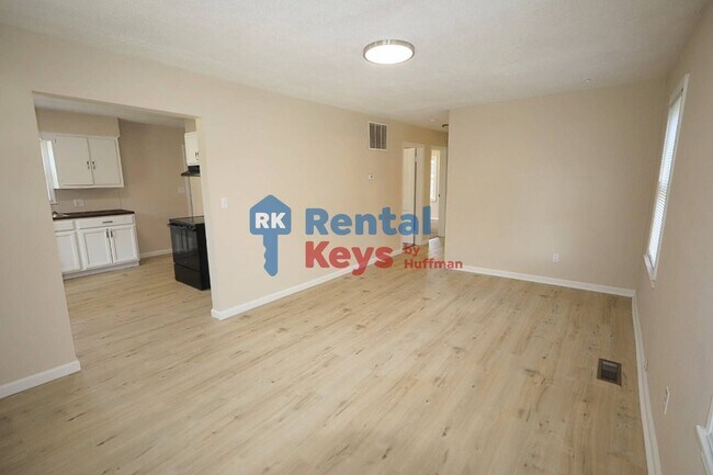 Building Photo - Three Bedroom House | New Flooring