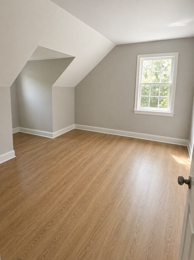 Building Photo - Pennington Rd, Ewing, NJ – 6BR / 2BA. Large single-family home near TCNJ with spacious driveway