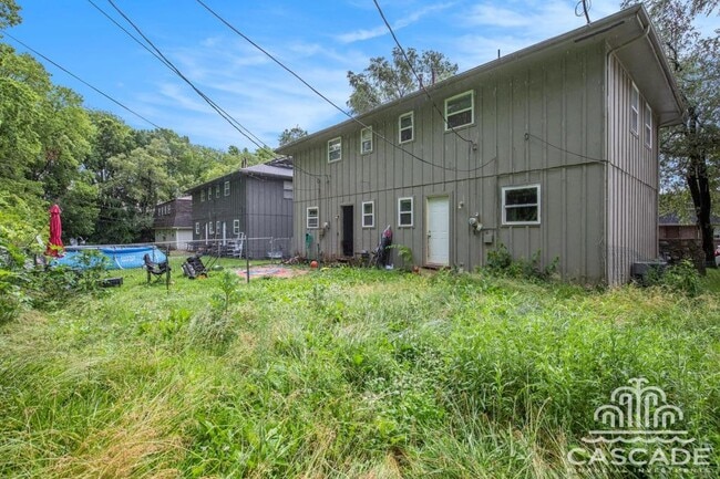 Building Photo - 220 N Oak Dr