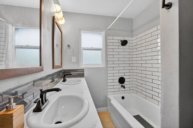 Building Photo - Beautiful 2 bedroom single family home available in Sunset Cliffs!