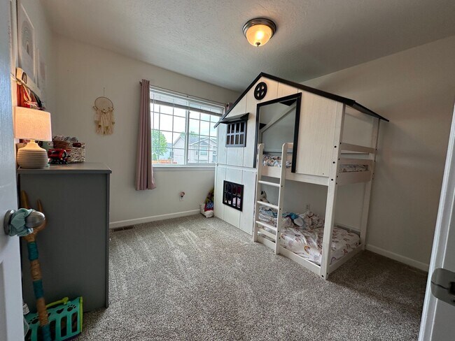 Building Photo - 4BR/3BA Medical Lake House!