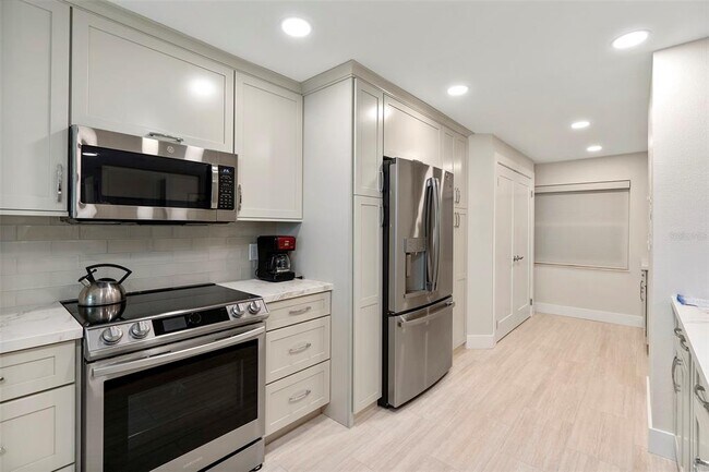 Building Photo - 6500 Sunset Way