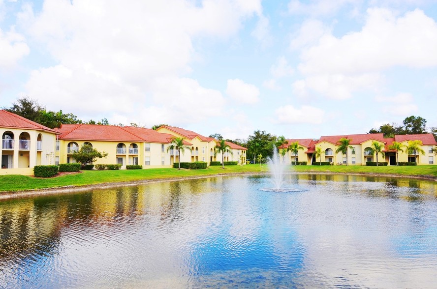 LAKE VIEWS - Pepper Cove