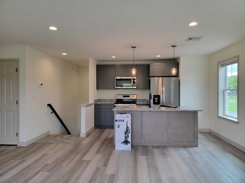 Building Photo - 11 Yacht Ave